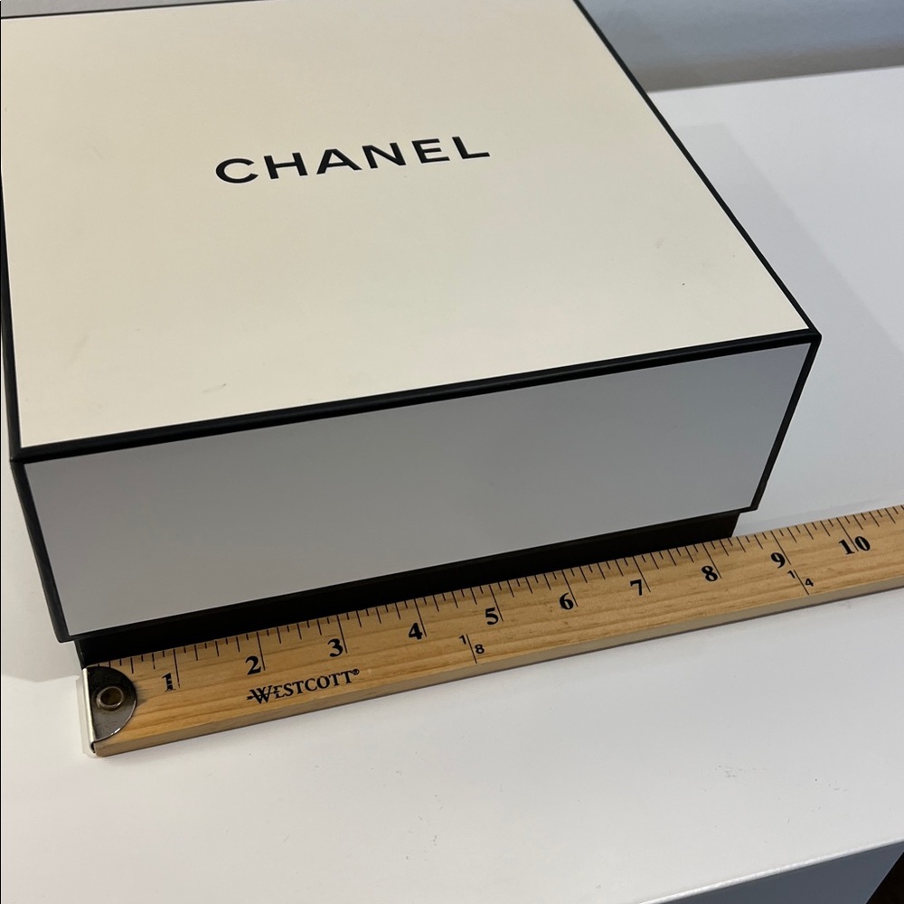 CHANEL Classic White and Black Box - Picture 4 of 5